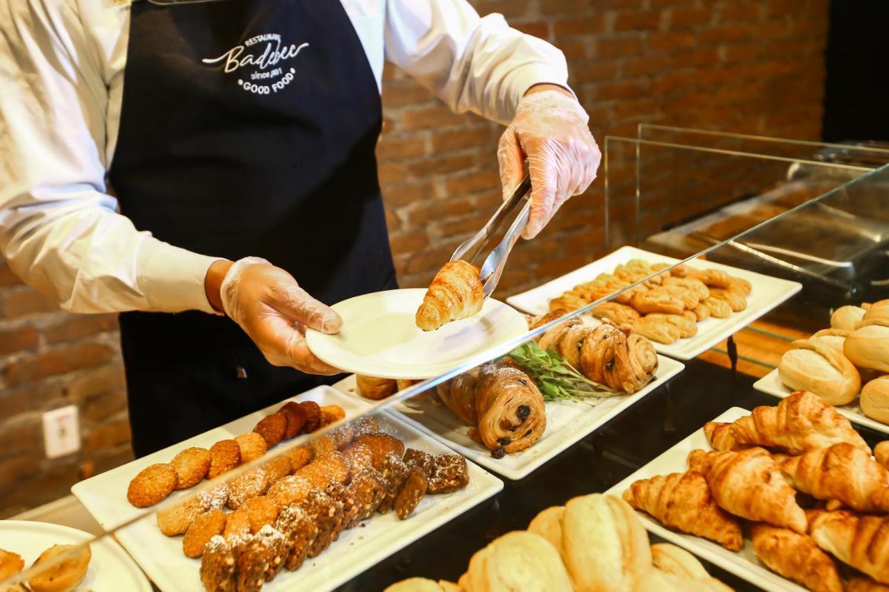 Radisson Vila Olimpia São Paulo Exteriör bild A pastry chef serving pastries