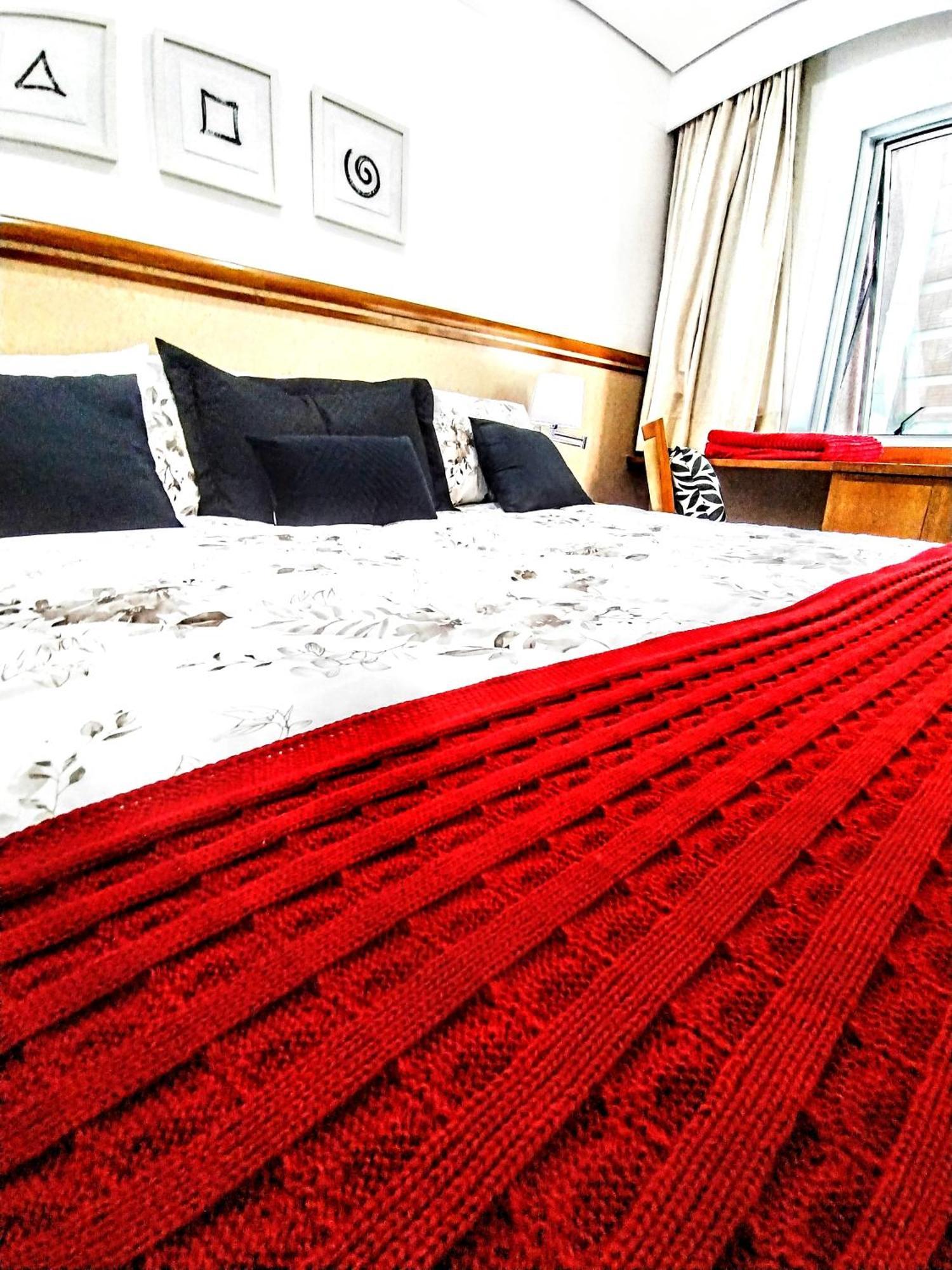 Radisson Vila Olimpia São Paulo Exteriör bild A bed with a red throw